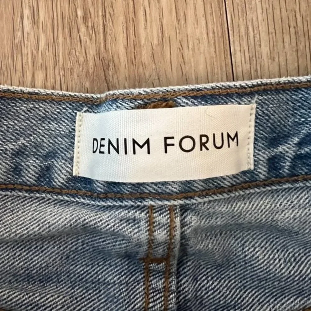 Aritzia Denim Forum Ex-Boyfriend Short (26) - Picture 4 of 6
